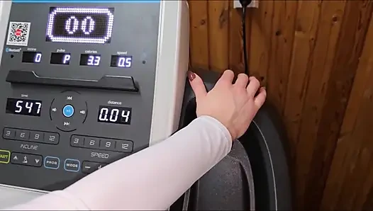 Dia menyetubuhiku saat aku berjalan di treadmill.