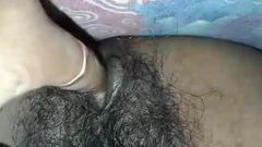Masturbazione indiana della figa pelosa