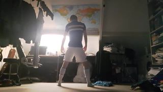 Sexy Twink schüttelt Arsch in der Fußball-Ausrüstung