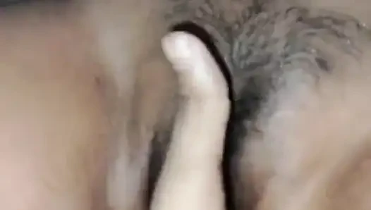 Pooja memasukkan tangannya ke dalam memek istrinya dan memeknya meledak.