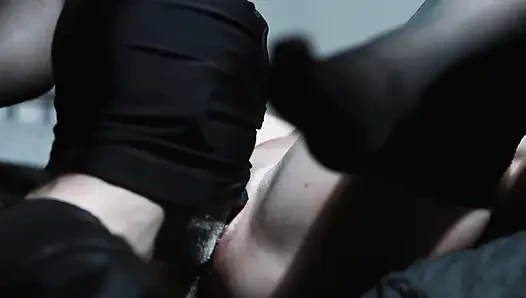 Cowok ini lagi asik orgasme intens sambil berlutut dan jilat memekku