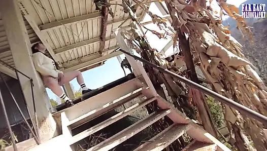 Cewek sange dengan tubuh aduhai ini lagi asik muasin memeknya sendirian sambil tersenyum -- bagian.1