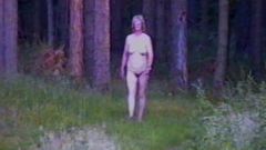 Maggie jde nahou procházkou po lese