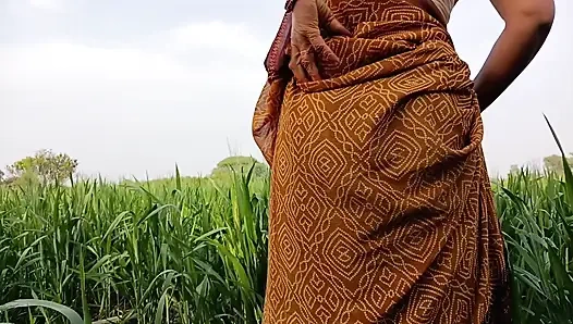 Desi 18-year-old young, married beautiful sister puts her finger in her pussy in the field and gets her brother to fuck her buttocks in the field