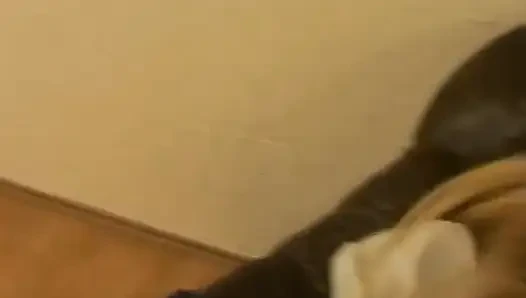 Atemberaubende blonde hure mit perfekten titten und arsch gibt dem kameramann einen blowjob