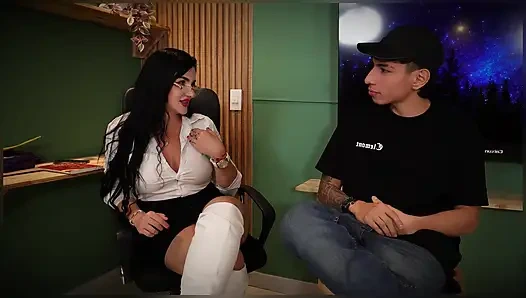 Bu guru seksi yang lagi sange ngentot sama pacarku dan aku di kantor kepsek