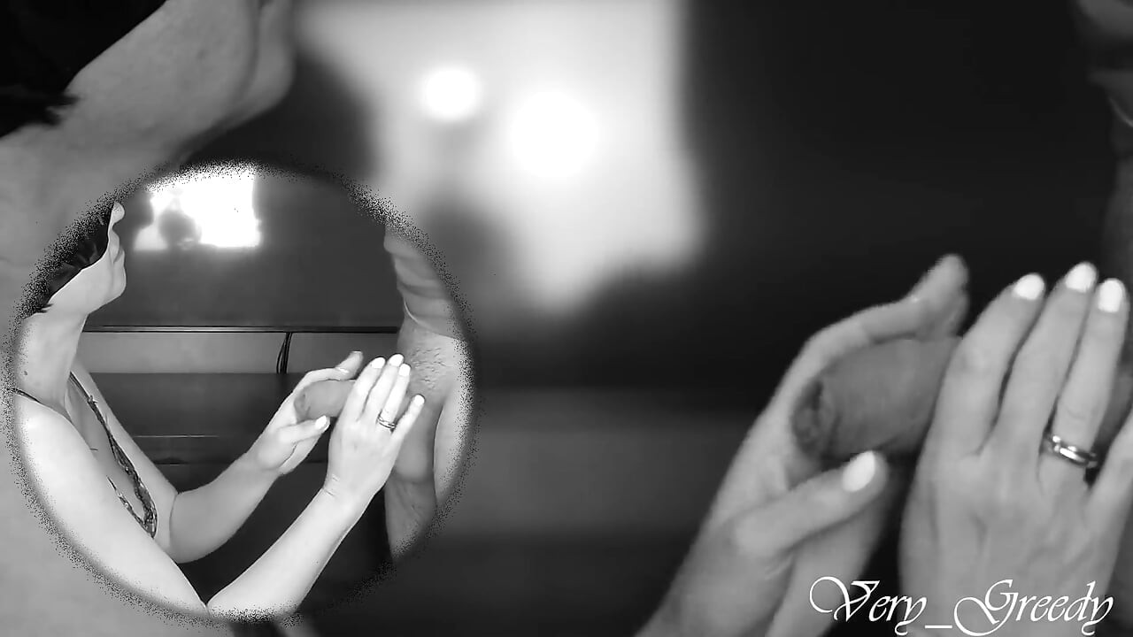 Milf Catwoman chupa una gran polla y traga el semen y luego lo lame de sus manos en doble vista