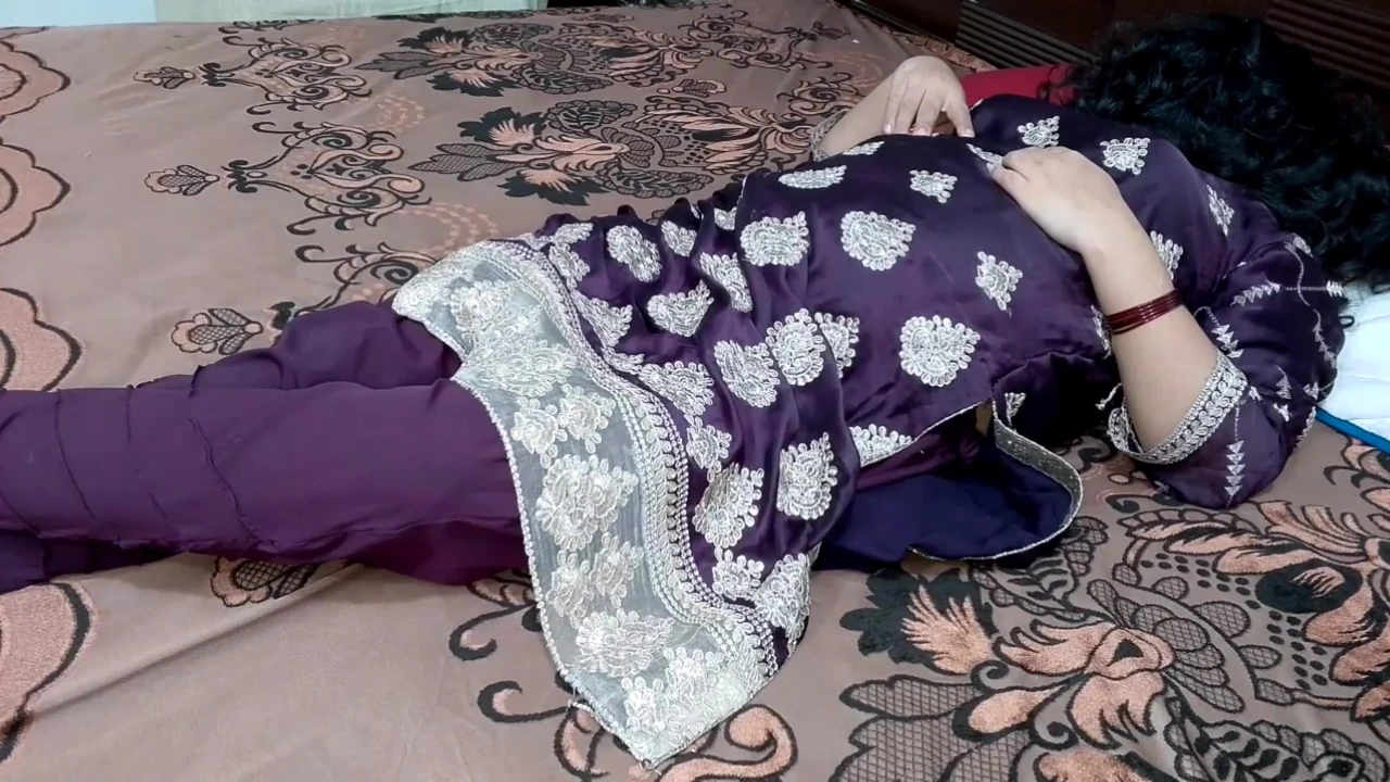 Shared bed with stepmom in winter and Fucks stepmom's big ass with hindi audio