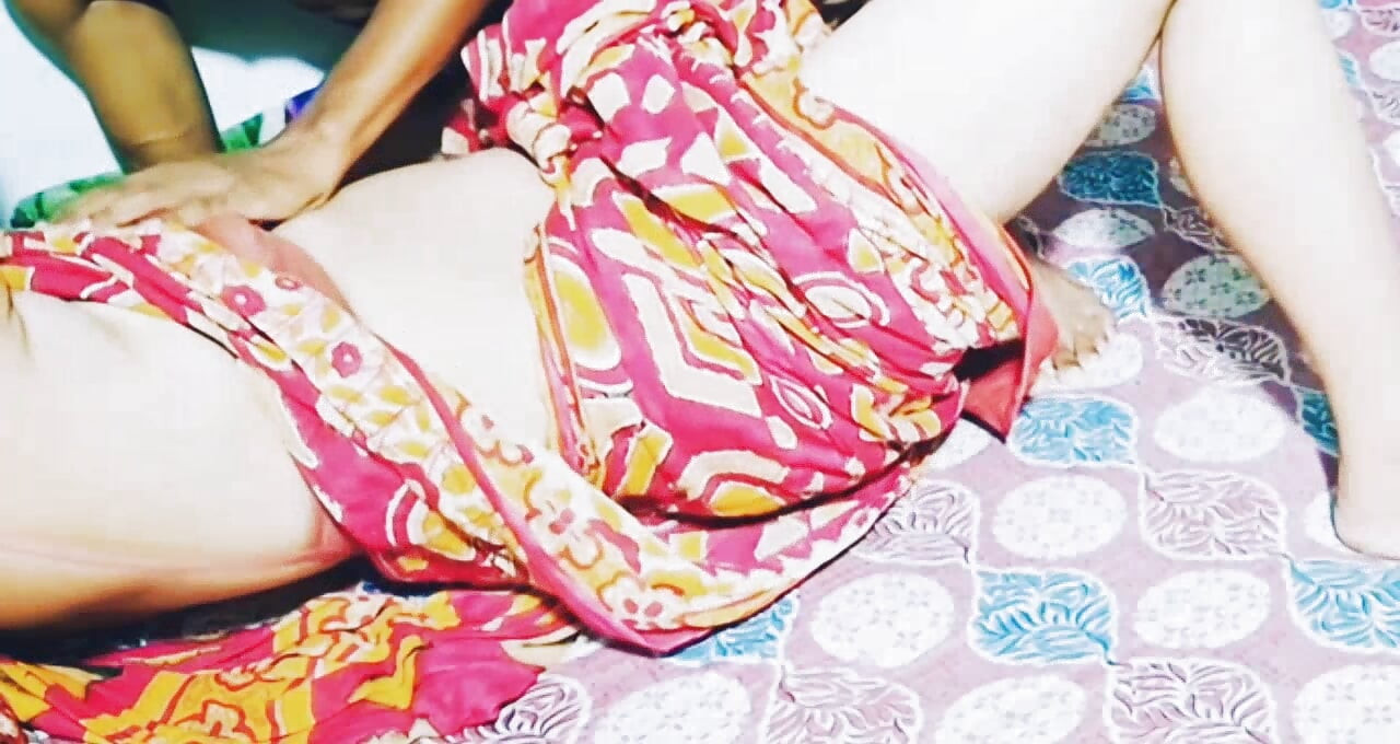 曲線美のあるブロンドのミルフ・バービがクリス・ヤングに正しいオナニー方法を教えます。