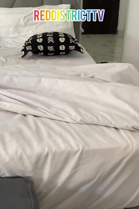 Seksi otel temizlikçisi patlayana kadar yarağımı sikiyor