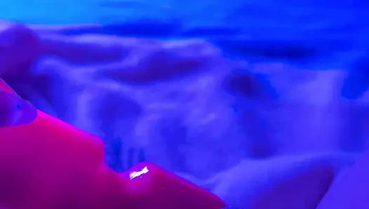 Извращенная студентка трахает свою киску, думая о своем отчиме