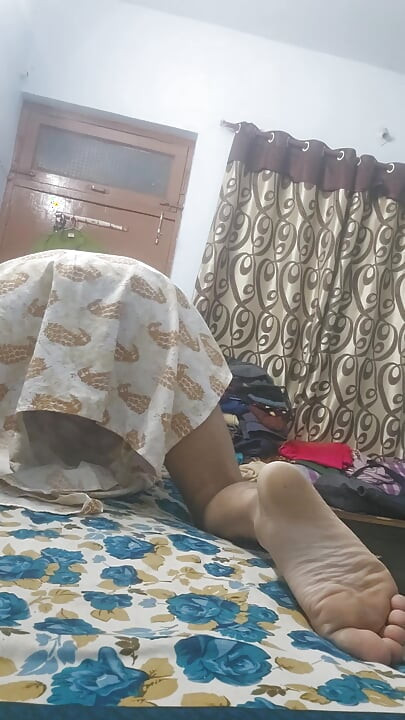 Bagal wali chhat se Padosan ki bra, panty & suit churake muth maara or sexy toy ke sath maze kiye