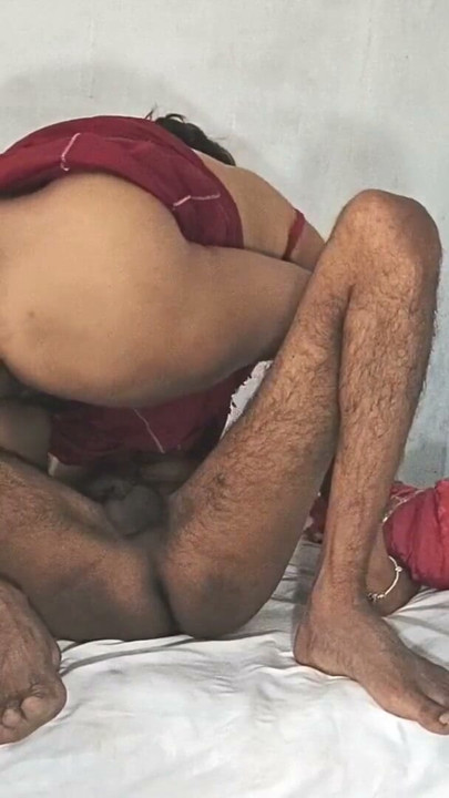 Desi bhabhi i röd klänning rider i cowgirl och blir knullad i missionärsställning och får sprut på sin håriga fitta | Klippa 1