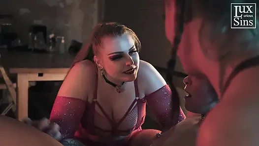 Lesbische strap-on-gangbang-orgie - Fünf dommes, ein subgirl