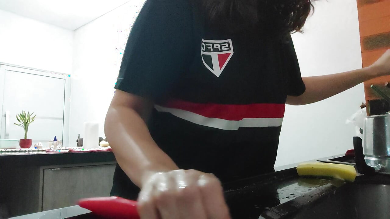 Woman teasing while washing dishes. She loves to transmit to the voyeurs on duty