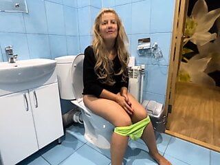 La milf era seduta in bagno e si è chinata per il sesso anale