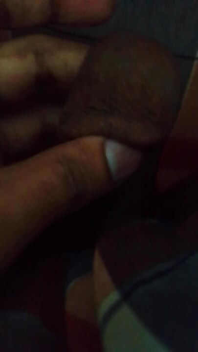 Паренек наслаждается своим временем ночью в одиночестве