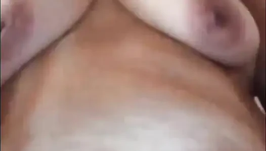 Duşta oynuyor