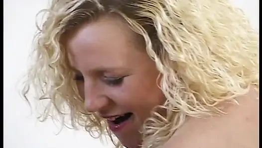 Sarışın orta yaşlı seksi kadın tıraşlı amını uzun bir dildoyla sikiyor