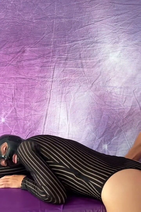 두 번 사정할 때까지 스트랩으로 섹스하는 잠겼지만 유용한 순결 남친