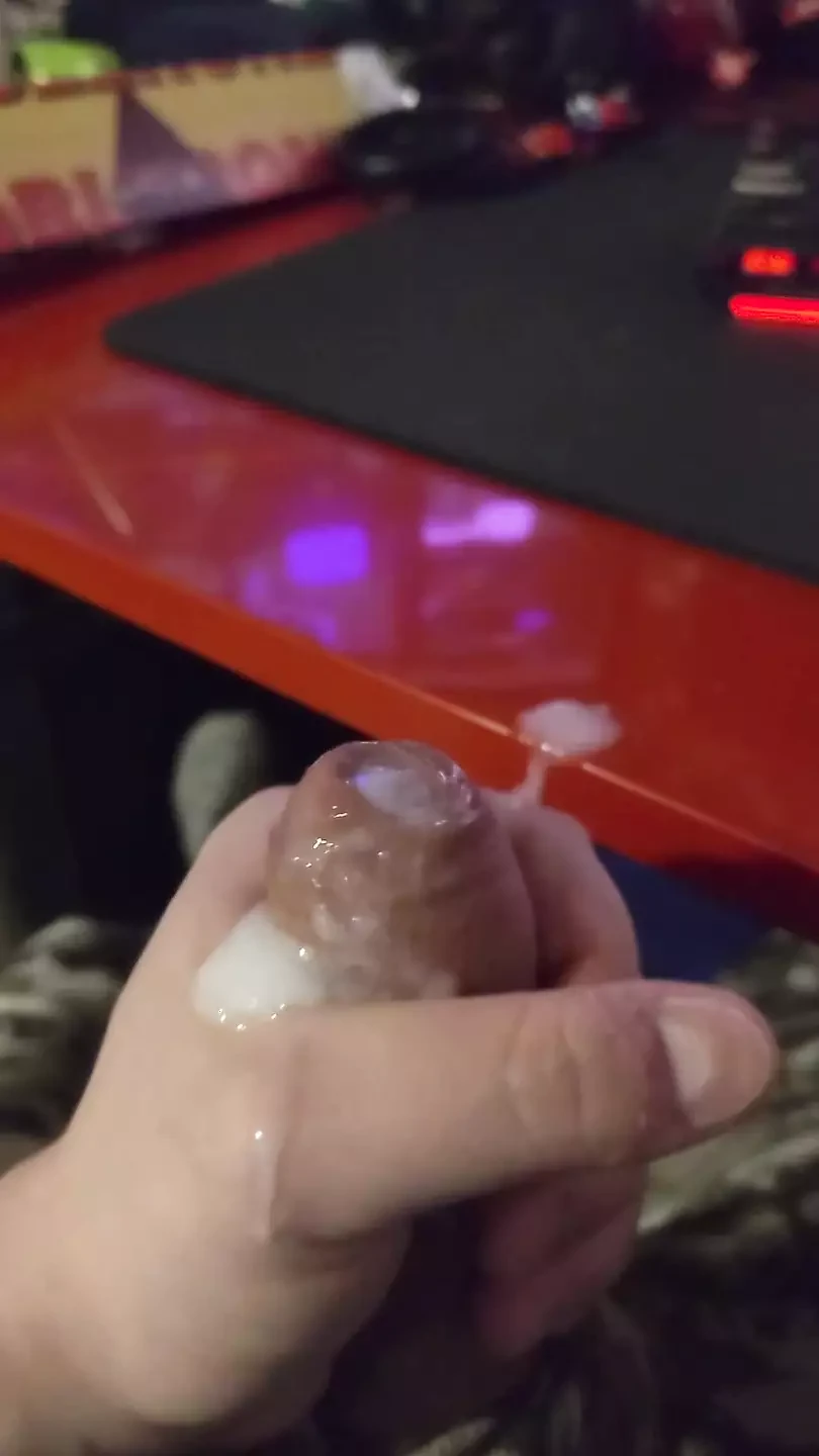 Sperma-smakelijke cumshot tijdens het strelen van een pik