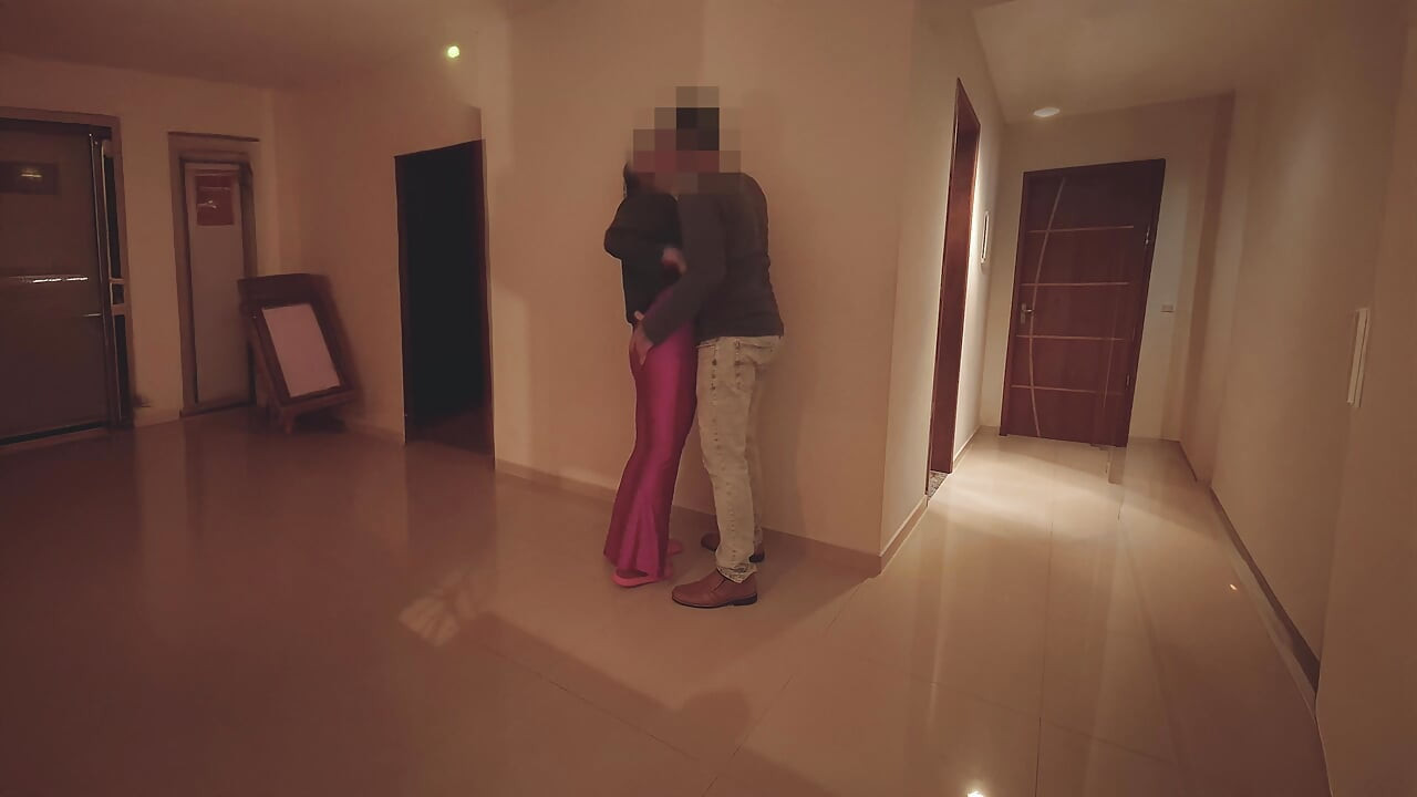Esposa caliente follada en fiesta en el edificio - semen en la boca