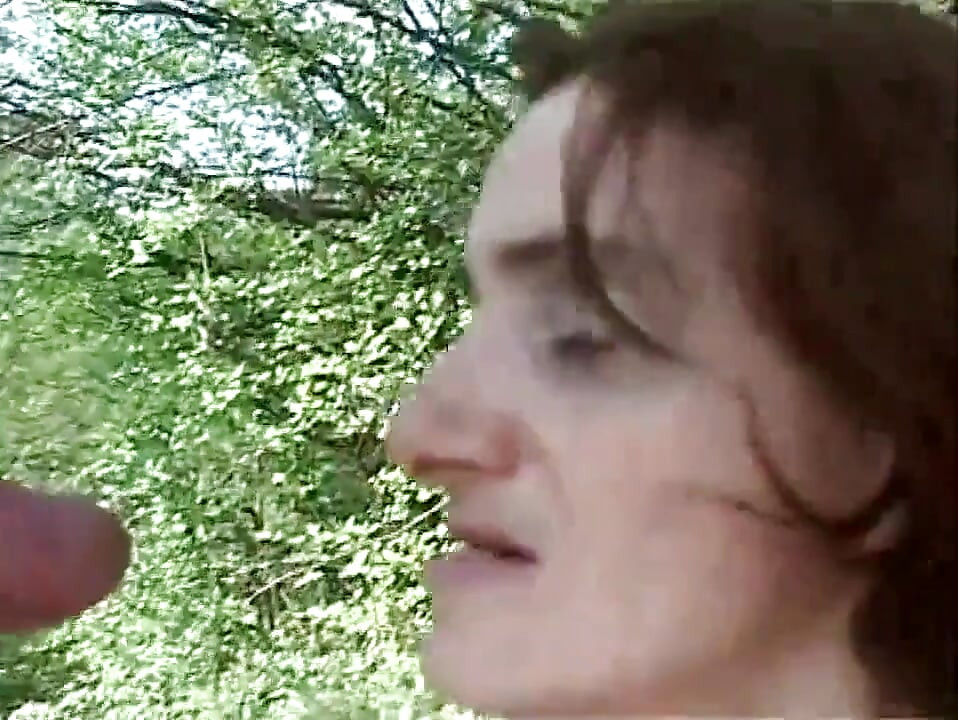Seksi sarışın orta yaşlı seksi kadın amcık sikişiyor