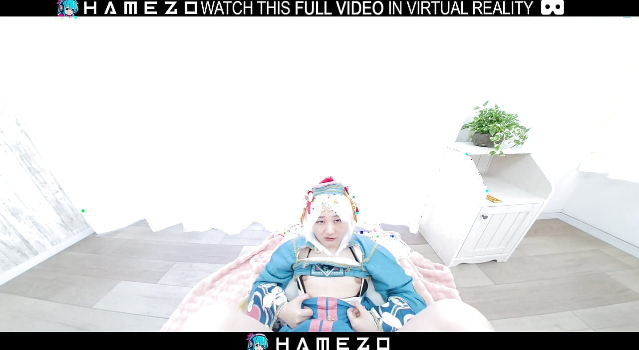 Seksi Japon kız Mayu Kanzaki sanal gerçeklikte sert sikilmeden önce yarak emiyor.
