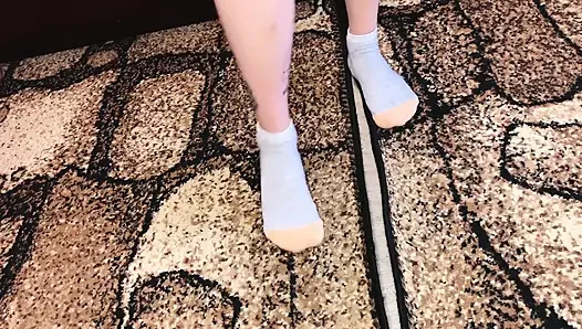 Фут-фетиш с кроссовками, носок и босые ступни / Sfw