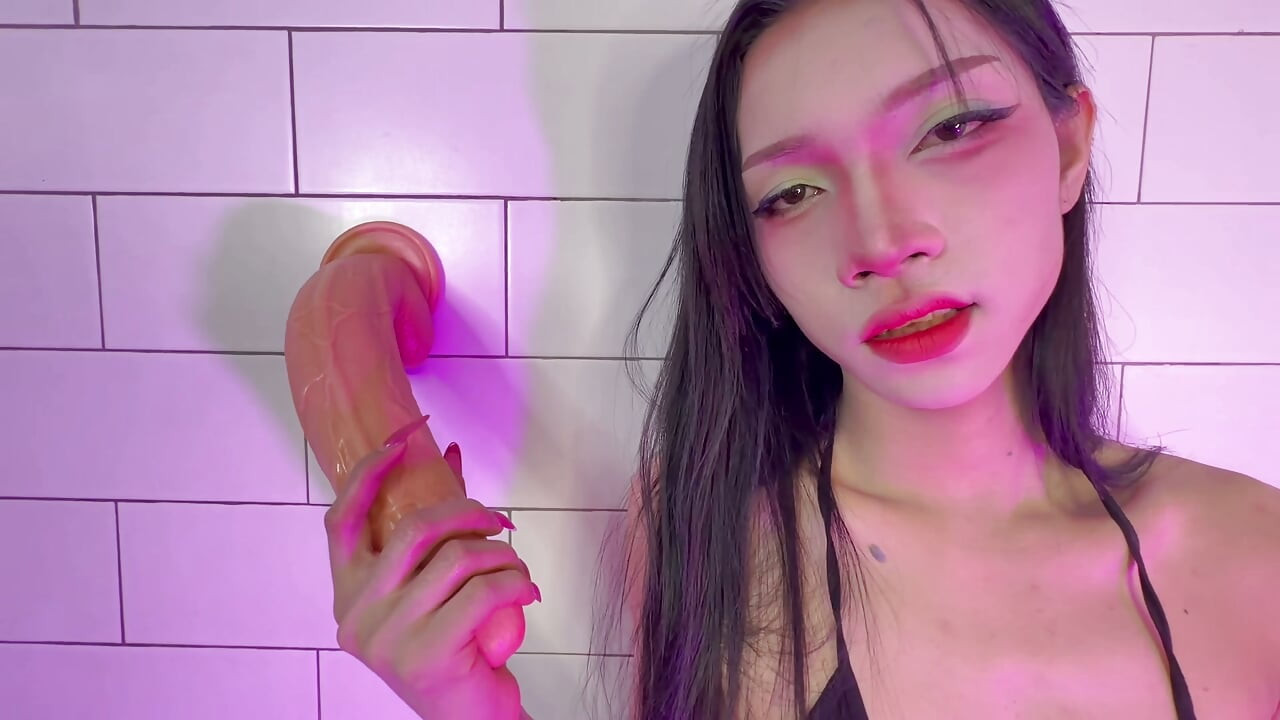Ladyboy Nisha, Genç, Seksi Ve Boşalıyor.