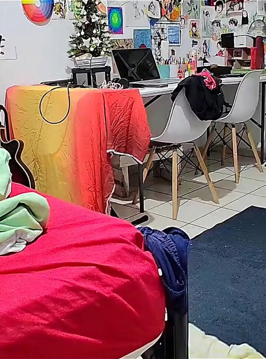 Üvey kız kardeşimi duştan çıkarken izliyorum