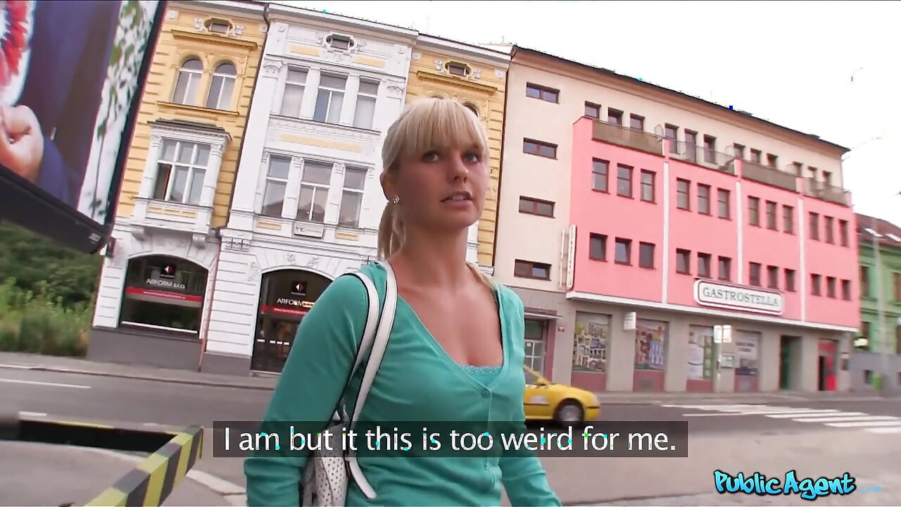 Agent publiczny - zdesperowana blondynka z college'u chętna do pracy na ciężką seks