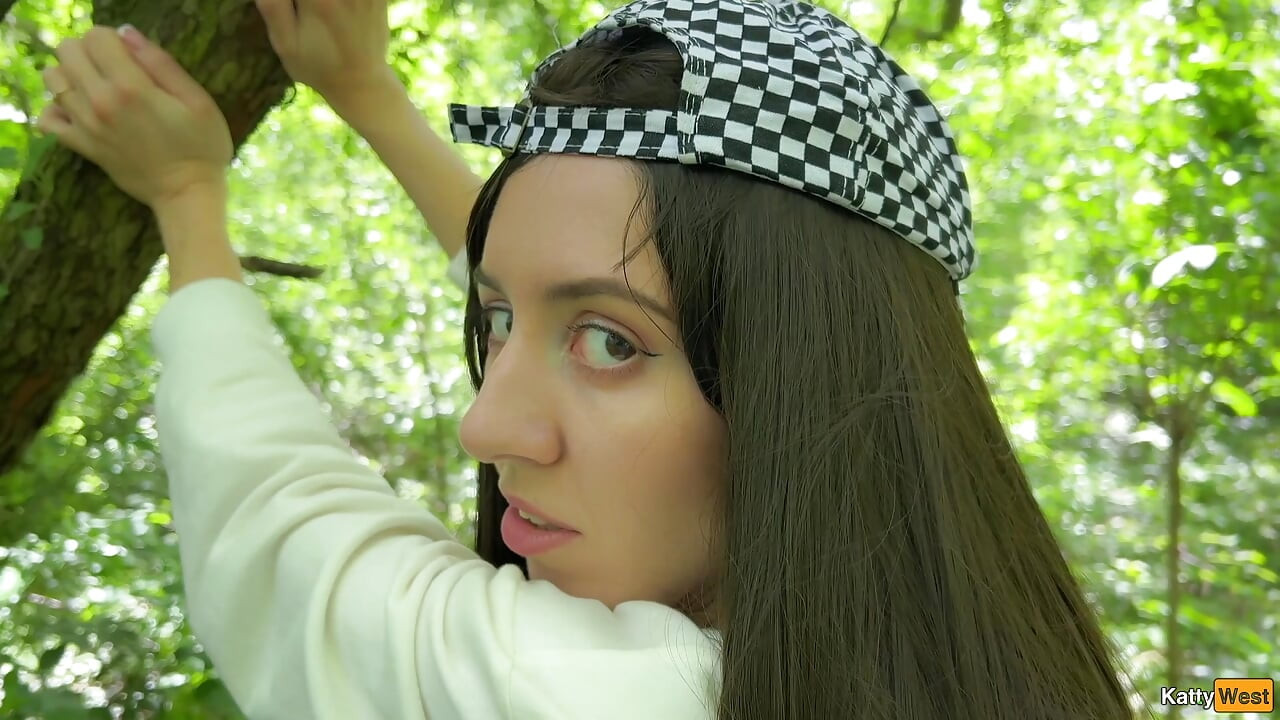Caught a girl drawing graffiti and fucked her in the forest - Cum in panties