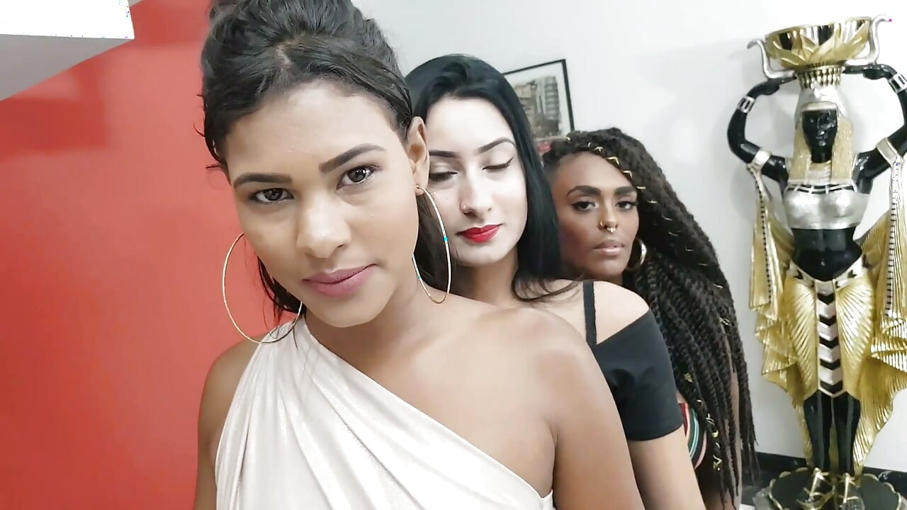 En iyi 3 model Marcela, Stefany ve Hindistan tarafından aşırı tabu öpüyor