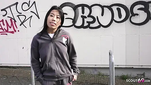 GERMAN SCOUT - крошечный 43 кг наполовину азиатскую тинку Lore пикап для первого траха на кастинге