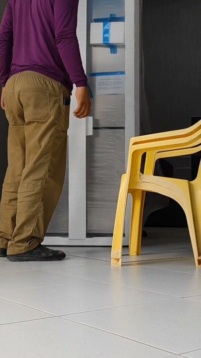 Karımdan ve üvey kızımdan teslimatçı erkekleri çıplak almalarını istiyorum, böylece onlarla seks yapabilir | Klip 1