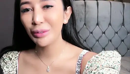 Ein schönes mädchen, das ihren freund zerquetscht hat und das auf ihren freund zerquetscht ist