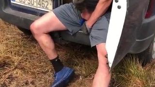 Trabajador escalofriante se masturba en la parte trasera de su camioneta