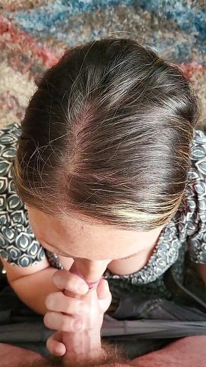 Super sexy deusa chupando pau, engole toda essa porra enquanto goza várias e mais gemendo alto