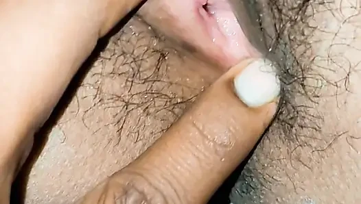 Girlfriend ke chut me ungli ghusa di closeup