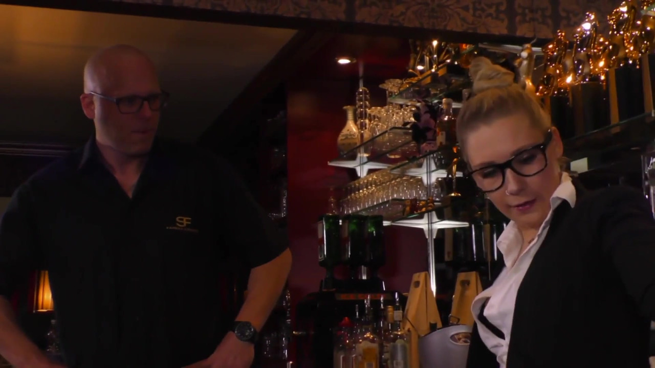 大きなお尻を持つ若いセクシーな女性が濡れた膣で犯される