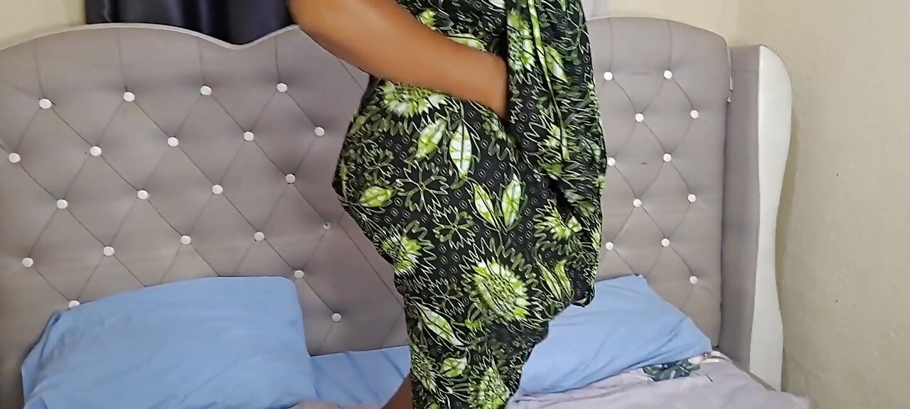 Chica africana dedeándose el culo y el coño, video completo 4k