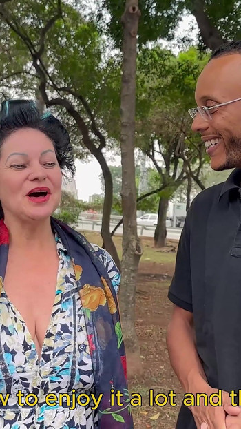 Starija ljepotica s velikim sisama ima grubo analno u autobusu