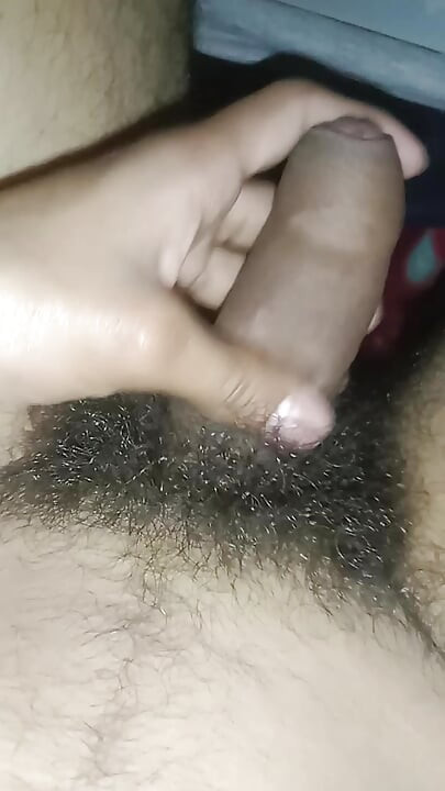 Δείχνει μεγάλο μαύρο πούτσο