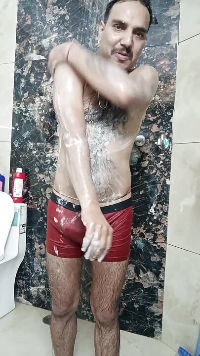 Indický desi muž má sex a ukazuje boty ve sprše a masterbation