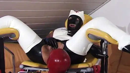 Bdsm bağımlısı Alman sürtük bağlı ve götten sikiliyor