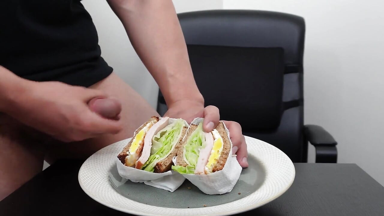 ASMR Azijski tip jede sendvič s doručkom