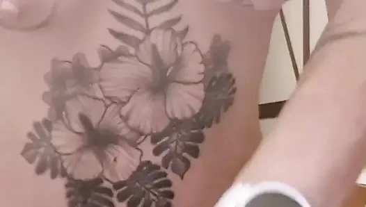 Обнаженная готовит