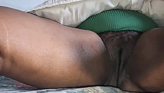 Schöne amateur-bbw-stiefmutter kratzt haarige muschi