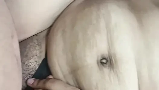 Güzel Hintli Asyalı evli kadın sakso çektikten sonra sikiliyor